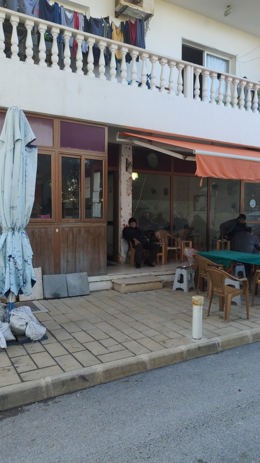 Restoranın balkonlu cephesi