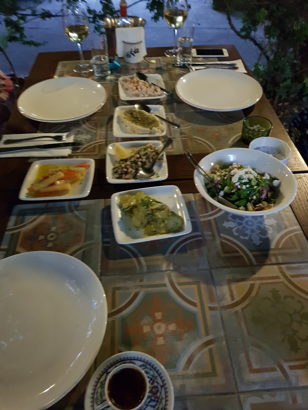 Akşam ışığında şarap kadehli meze sofrası