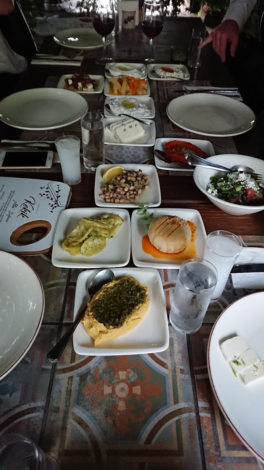 Masaya dizilmiş meze tabakları