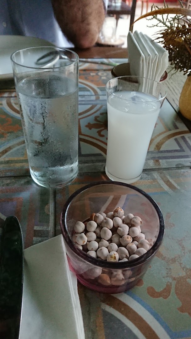 Rakı kadehi, su ve leblebi